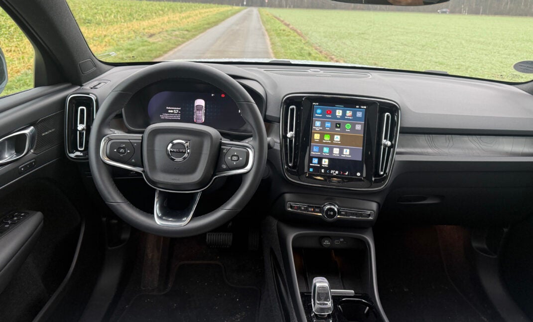 Cockpit des Volvo EC40.