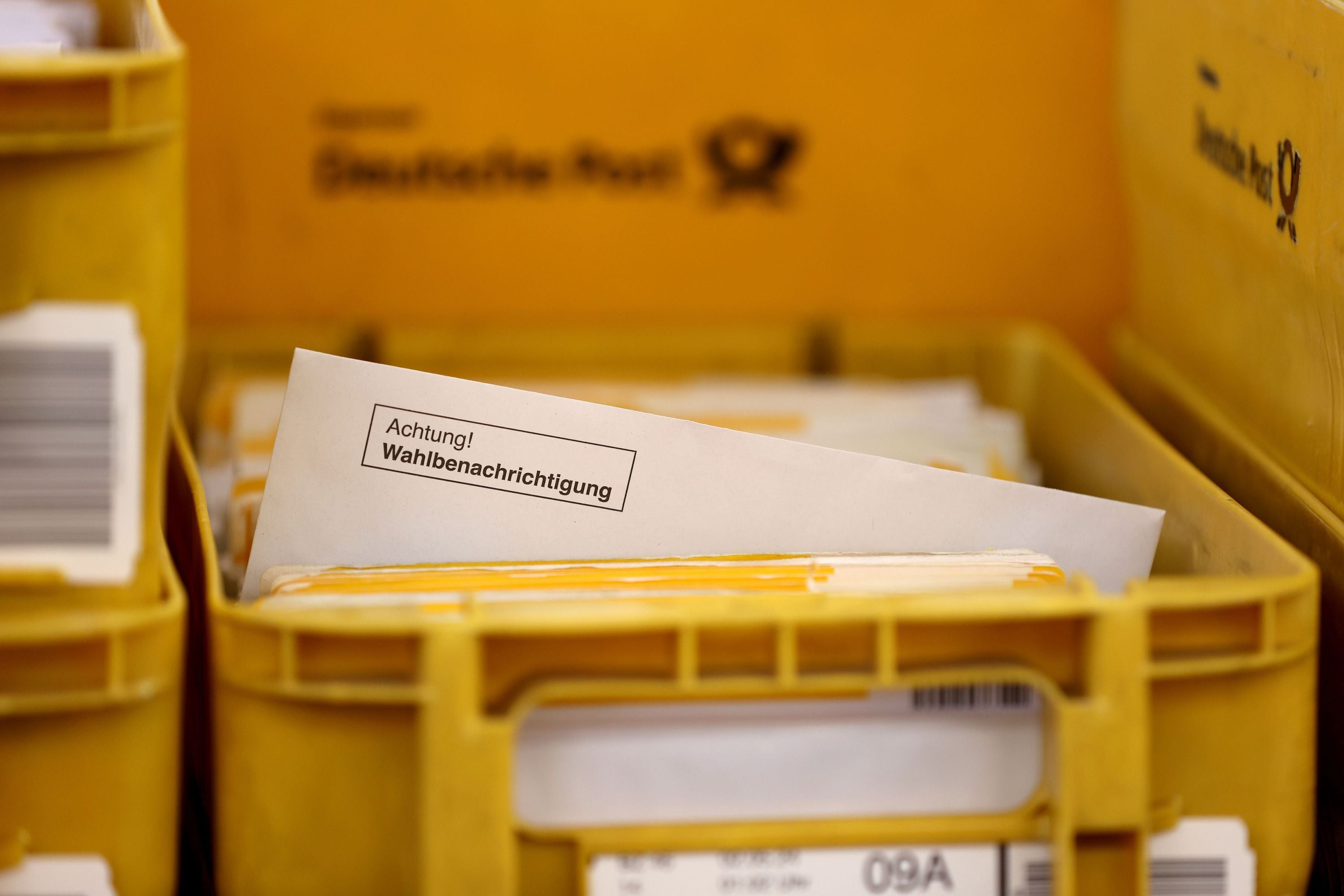 Eine Briefkiste der Deutschen Post mit einer Wahlbenachrichtigung