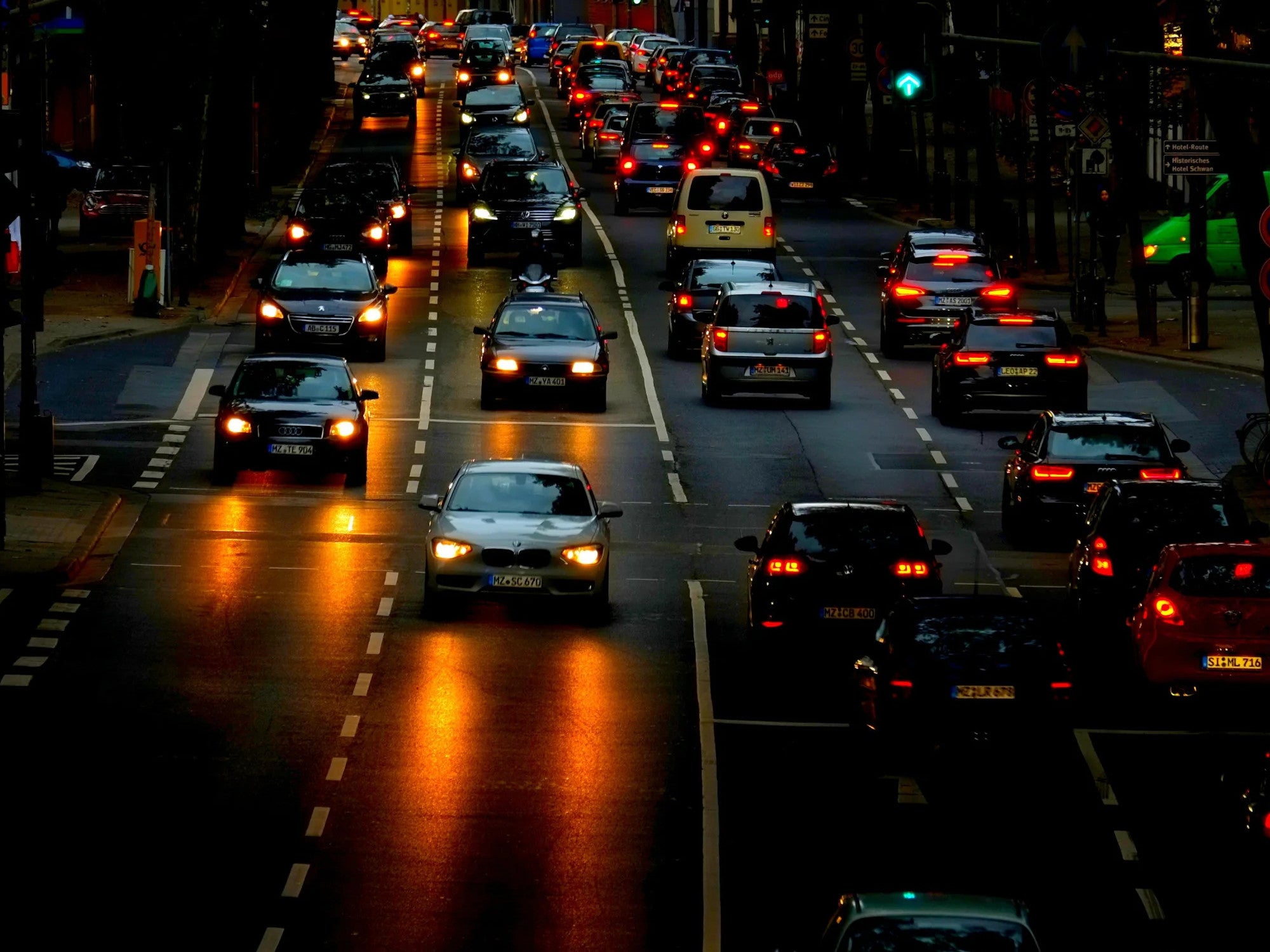 Autos auf der Straße im Dunkeln