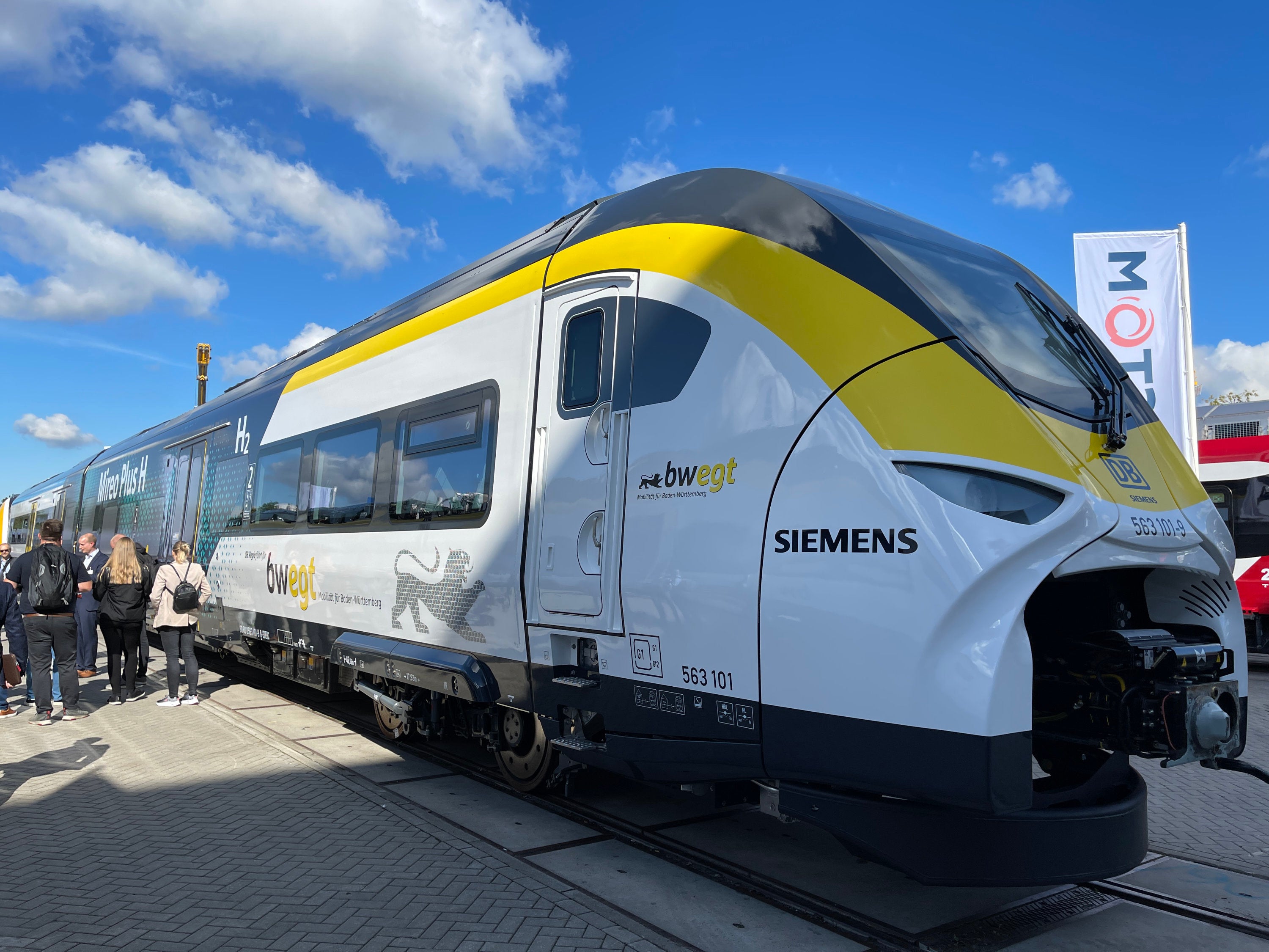 Ein Wasserstoffzug (Siemens Mireo Plus H) bei seiner Vorstellung in Berlin