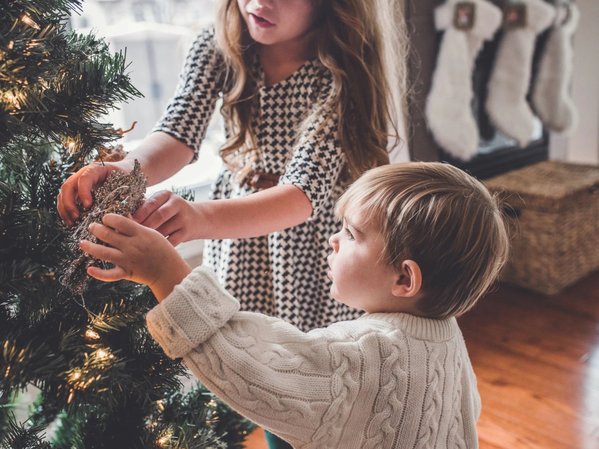 Kinder schmücken Weihnachtsbaum