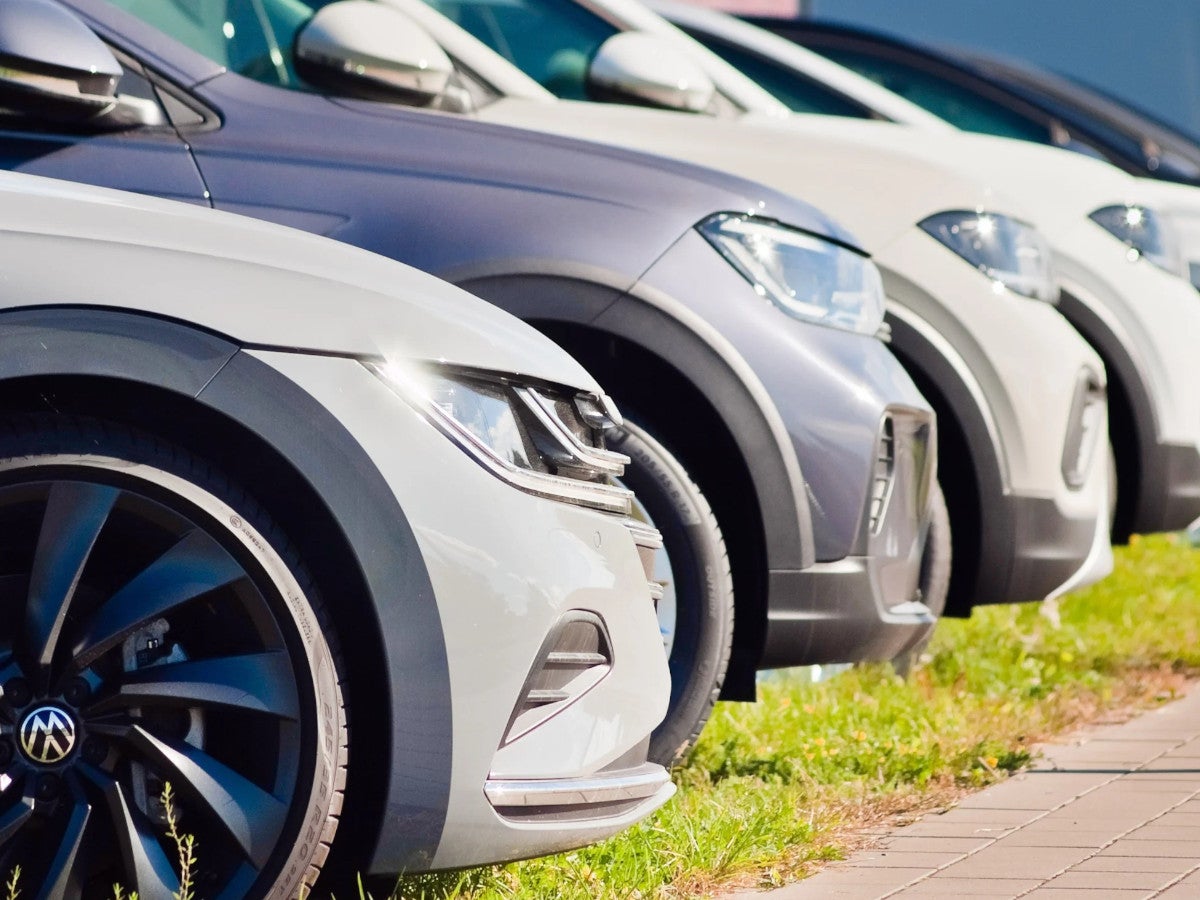 Autos stehen auf einem Parkplatz