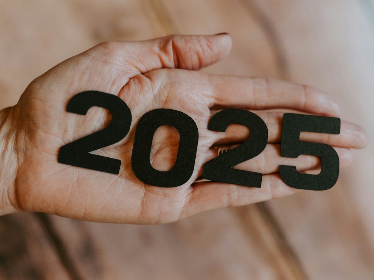 Die Zahlen 2025 auf einer Hand.