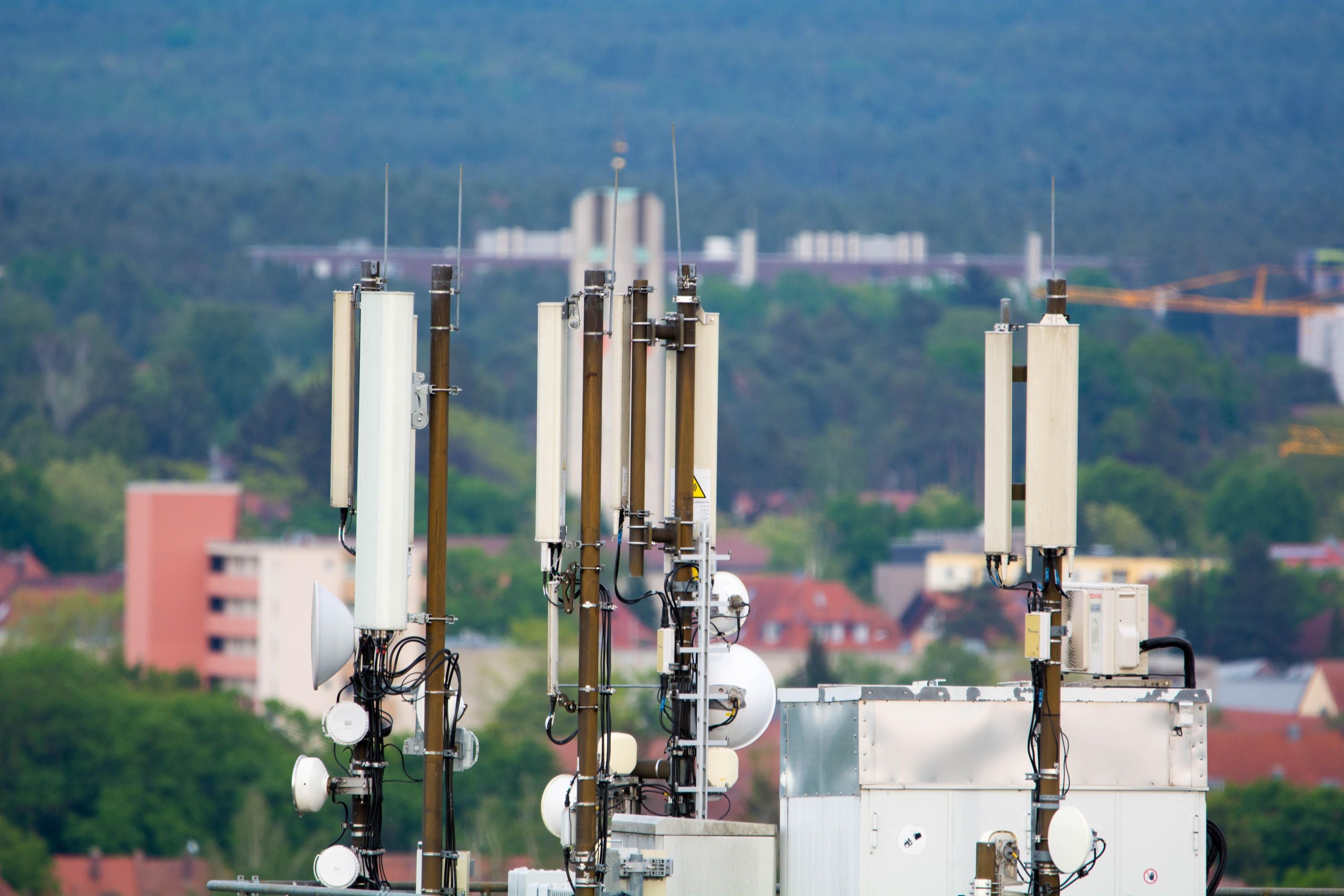 Mobilfunkantennen verschiedener Anbieter auf einem Dach